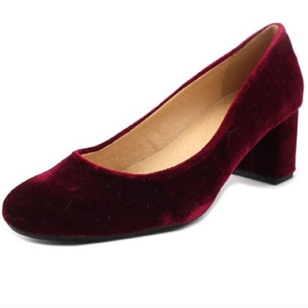 CLOSING SHOP SALE! CL by Laundry Ada Velvet Heels